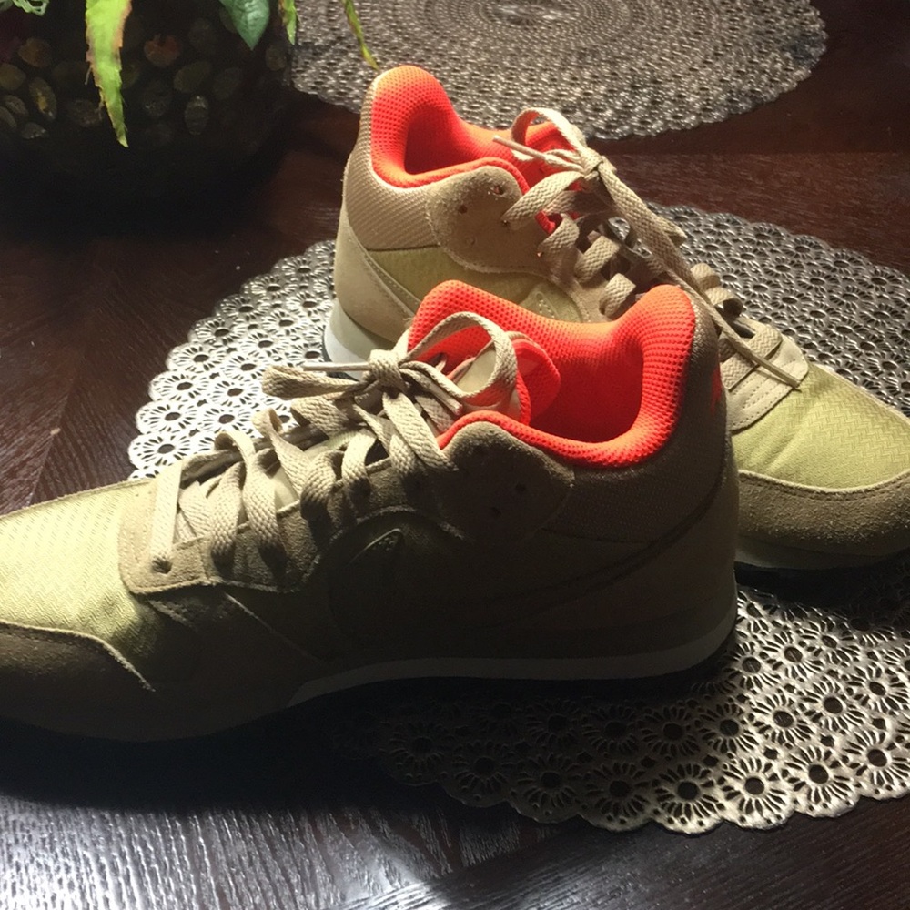 NIKE tennis shoes - Picture 2 of 3